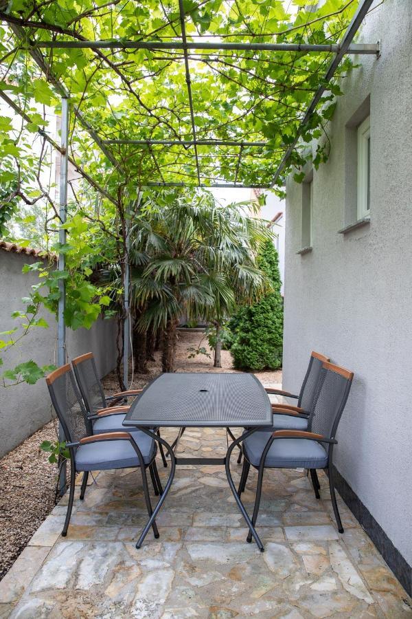 Apartmani Dina Биоград-на-Мору Экстерьер фото